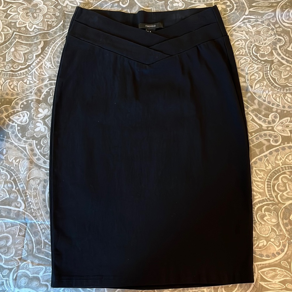 Elegant, form fitting, black pencil skirt